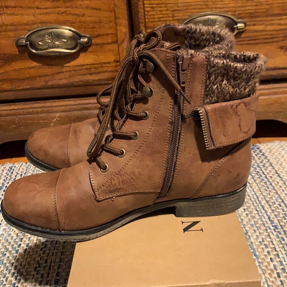 Brown lace Boots 🥾 . 8.5